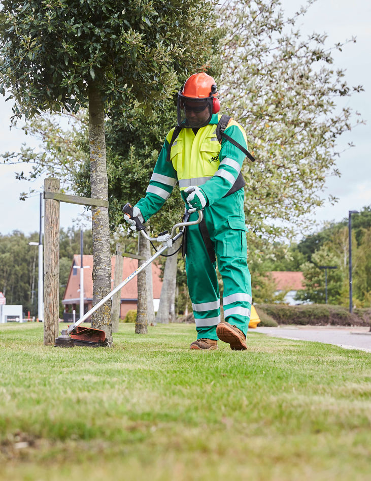 Eu14 Photoshoot Cutting Grass 2